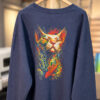 Blaues Sweatshirt mit buntem DTF-Druck einer Katze